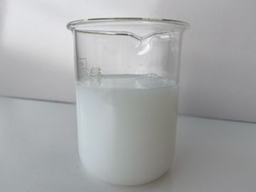 非イオンPUポリ塩化ビニールの革光沢剤の白い乳剤のシリコーンの軟化剤は、プロダクト明るさの効果および感じを改善する